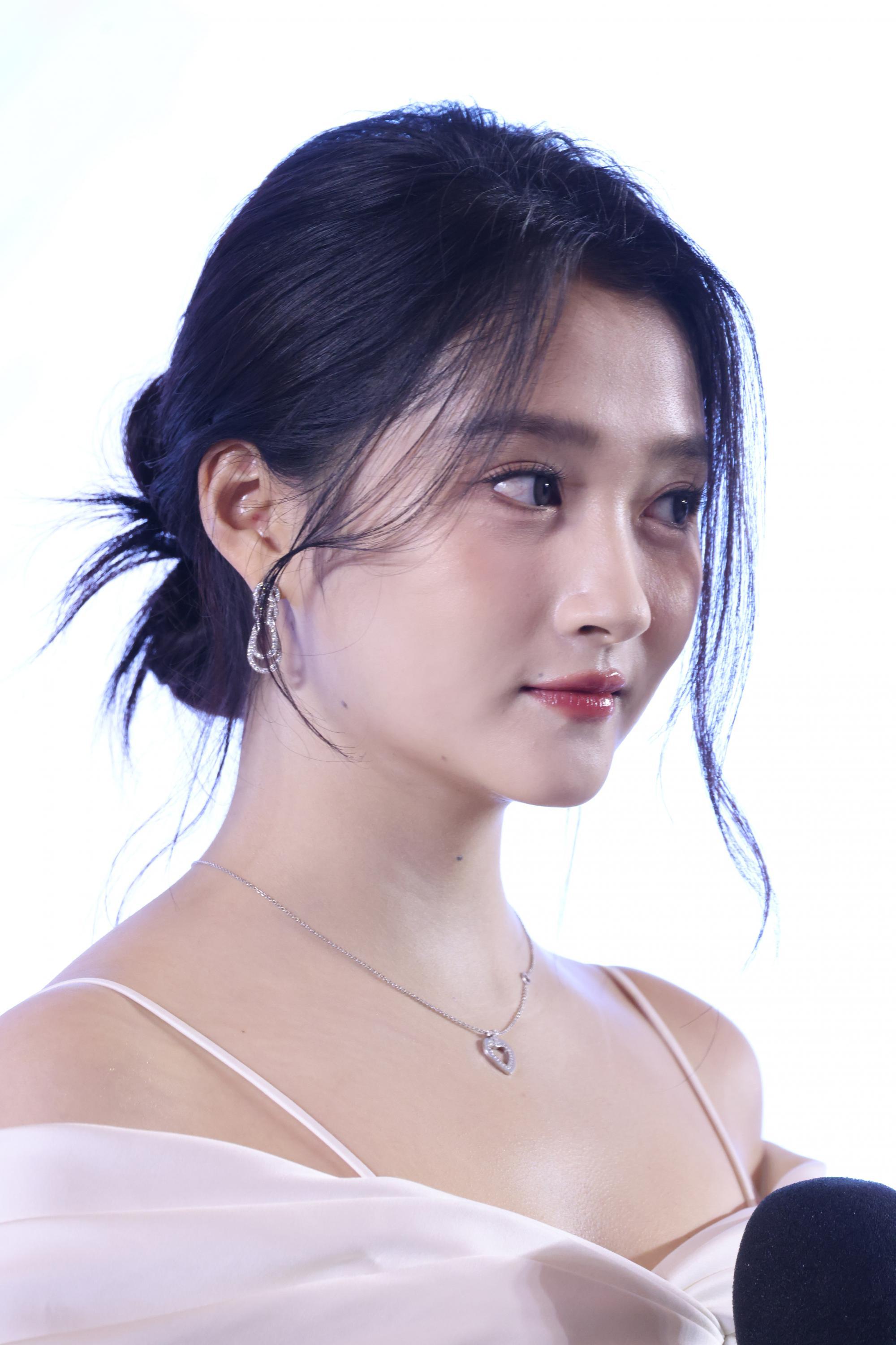 关晓彤右侧边半脸漏香肩现场生图照[5]